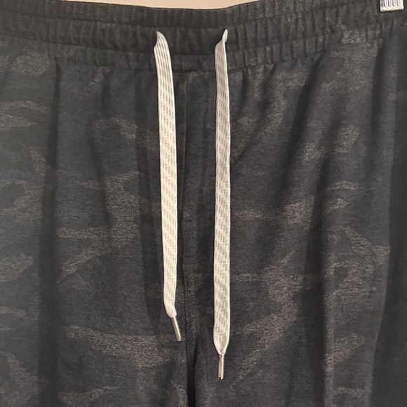 Vuori Ponto Performance Black Camouflage Men's Shorts in size XL - Picture 3 of 3